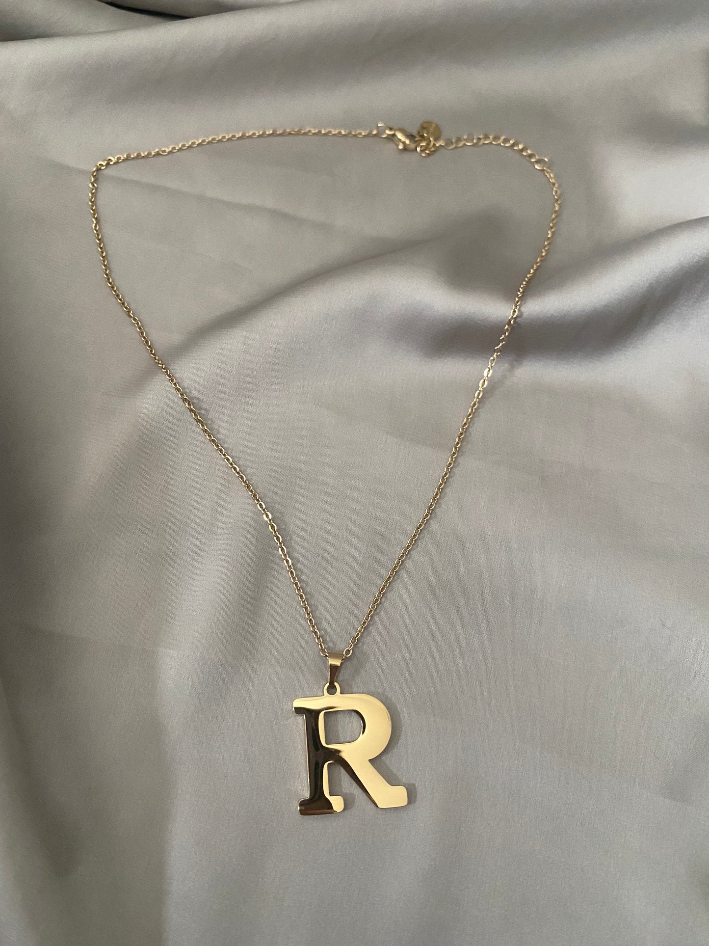 Collier lettre R