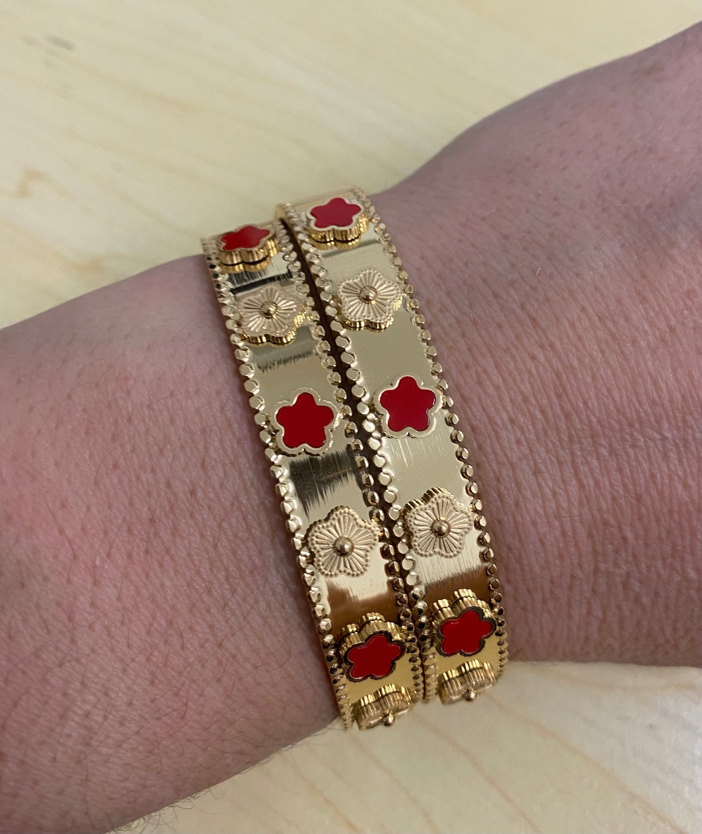 Bracelet Inspiration trèfle 
 rouge l’unité